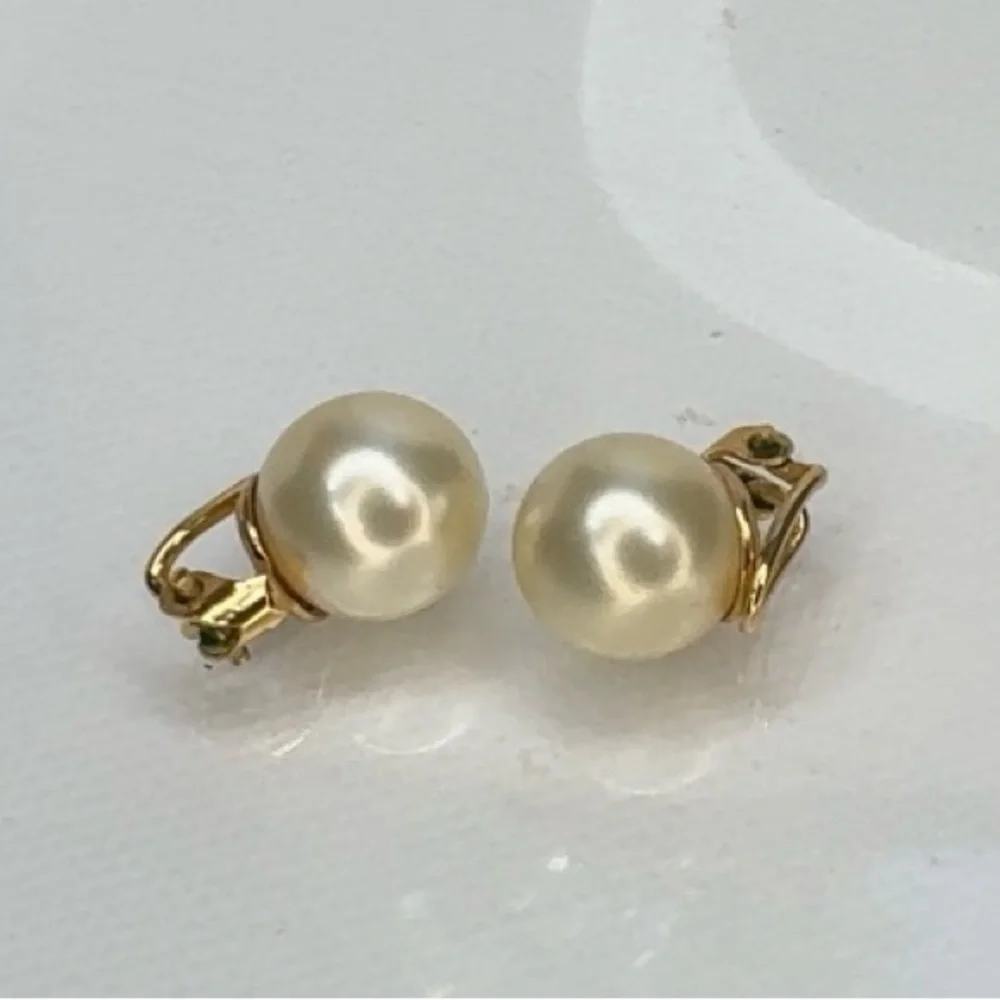 Christian Dior 100% authentic rare vintage 1960s classic pearl clip earrings - Picture 11 of 12